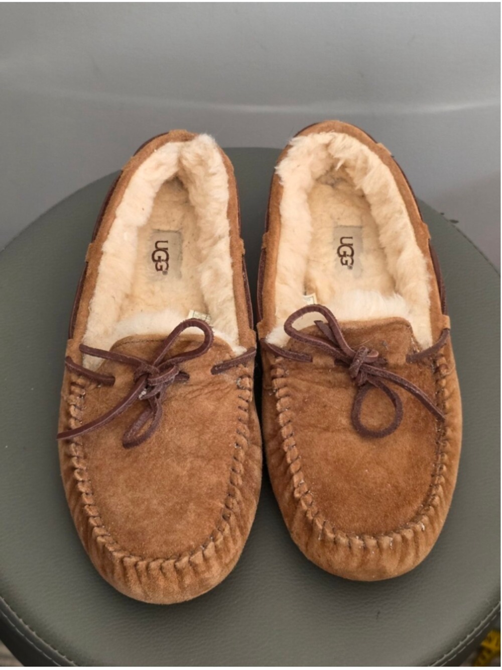 UGG Dakota Moccasin Slippers Womens Size 8 Chestnut Brown Sheepskin Lined Suede